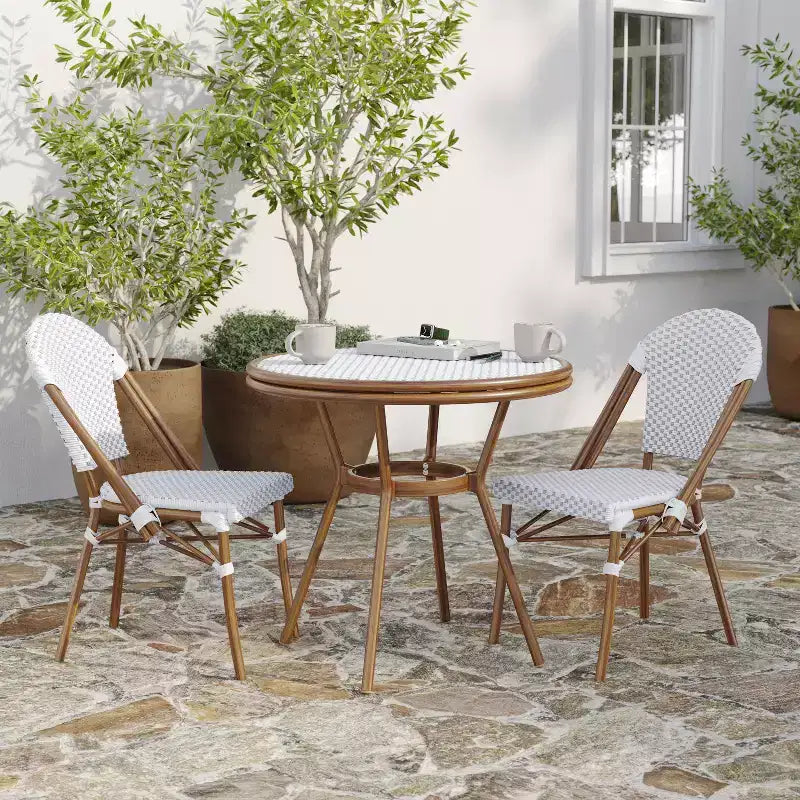 Table de style bistrot Celia Merrick Lane avec plateau en verre, rotin PE, 2 chaises empilables et cadre en métal finition bambou pour utilisation intérieure/extérieure