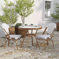 Table de style bistrot Celia Merrick Lane avec plateau en verre, rotin PE, 2 chaises empilables et cadre en métal finition bambou pour utilisation intérieure/extérieure