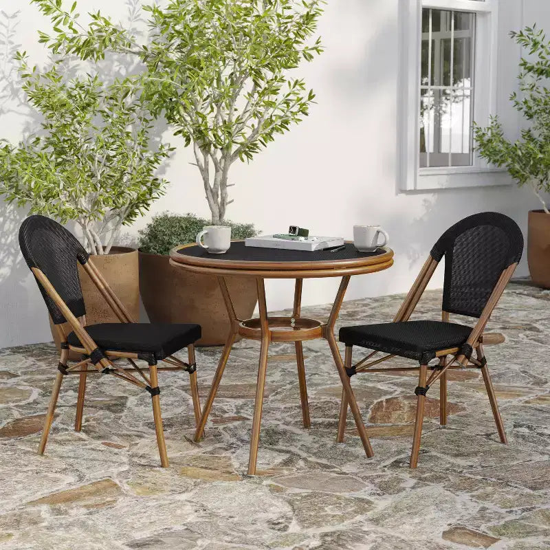 Table de style bistrot Celia Merrick Lane avec plateau en verre, rotin PE, 2 chaises empilables et cadre en métal finition bambou pour utilisation intérieure/extérieure