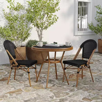 Table de style bistrot Celia Merrick Lane avec plateau en verre, rotin PE, 2 chaises empilables et cadre en métal finition bambou pour utilisation intérieure/extérieure