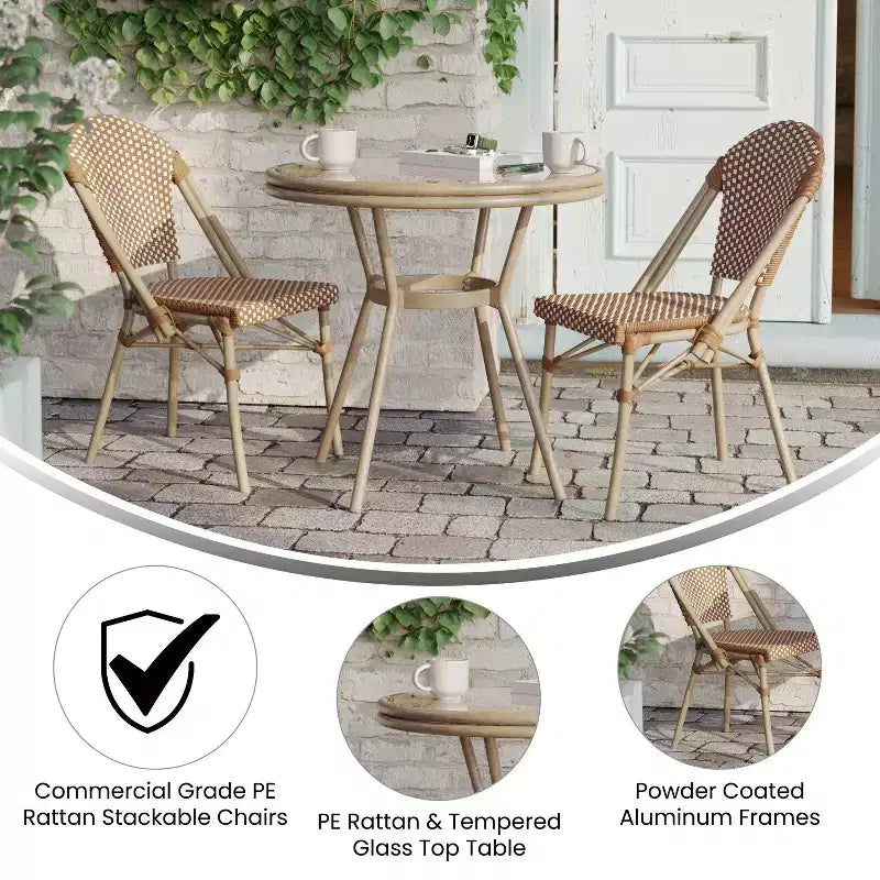 Table de style bistrot Celia Merrick Lane avec plateau en verre, rotin PE, 2 chaises empilables et cadre en métal finition bambou pour utilisation intérieure/extérieure