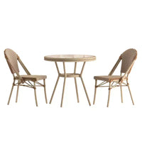 Table de style bistrot Celia Merrick Lane avec plateau en verre, rotin PE, 2 chaises empilables et cadre en métal finition bambou pour utilisation intérieure/extérieure