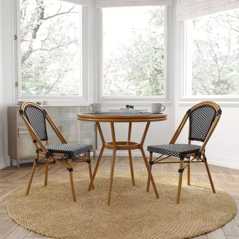 Merrick Lane Celia Table style bistro avec plateau en verre, résine tressée PE, 4 chaises empilables et cadre en métal finition bambou pour usage intérieur/extérieur