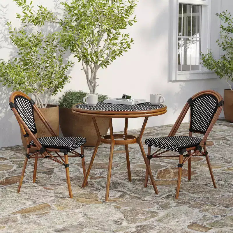 Merrick Lane Celia Table style bistro avec plateau en verre, résine tressée PE, 4 chaises empilables et cadre en métal finition bambou pour usage intérieur/extérieur