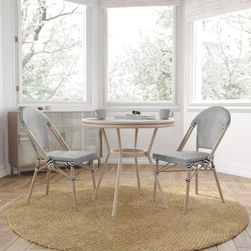 Merrick Lane Celia Table style bistro avec plateau en verre, résine tressée PE, 4 chaises empilables et cadre en métal finition bambou pour usage intérieur/extérieur