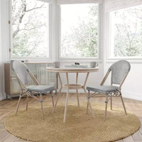 Merrick Lane Celia Table style bistro avec plateau en verre, résine tressée PE, 4 chaises empilables et cadre en métal finition bambou pour usage intérieur/extérieur