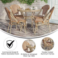 Merrick Lane Celia Table style bistro avec plateau en verre, résine tressée PE, 4 chaises empilables et cadre en métal finition bambou pour usage intérieur/extérieur