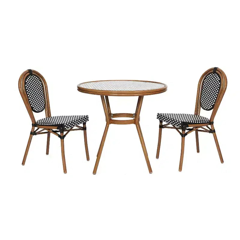 Emma & Oliver Colmar Table de style bistro d'intérieur/extérieur de 31,5 po avec résine tressée PE noir et blanc, plateau en verre et deux chaises - Cadre naturel