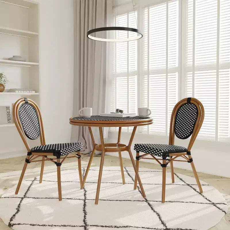 Emma & Oliver Colmar Table de style bistro d'intérieur/extérieur de 31,5 po avec résine tressée PE noir et blanc, plateau en verre et deux chaises - Cadre naturel