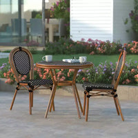 Emma & Oliver Colmar Table de style bistro d'intérieur/extérieur de 31,5 po avec résine tressée PE noir et blanc, plateau en verre et deux chaises - Cadre naturel