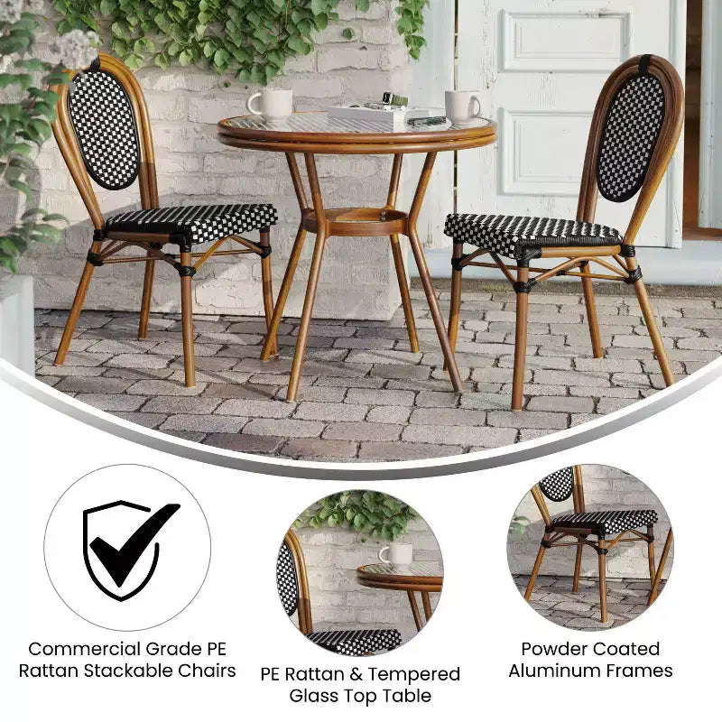 Emma & Oliver Colmar Table de style bistro d'intérieur/extérieur de 31,5 po avec résine tressée PE noir et blanc, plateau en verre et deux chaises - Cadre naturel