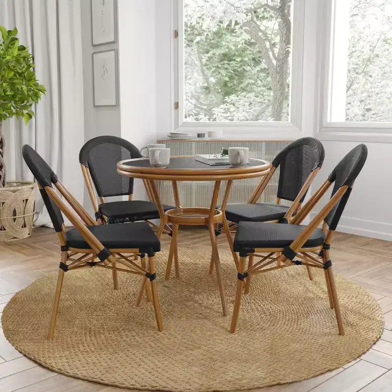 Table de style bistro Sacha Merrick Lane avec plateau en verre, rotin PE, 4 chaises empilables et structure en métal finition bambou pour usage intérieur/extérieur