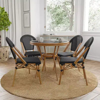 Table de style bistro Sacha Merrick Lane avec plateau en verre, rotin PE, 4 chaises empilables et structure en métal finition bambou pour usage intérieur/extérieur