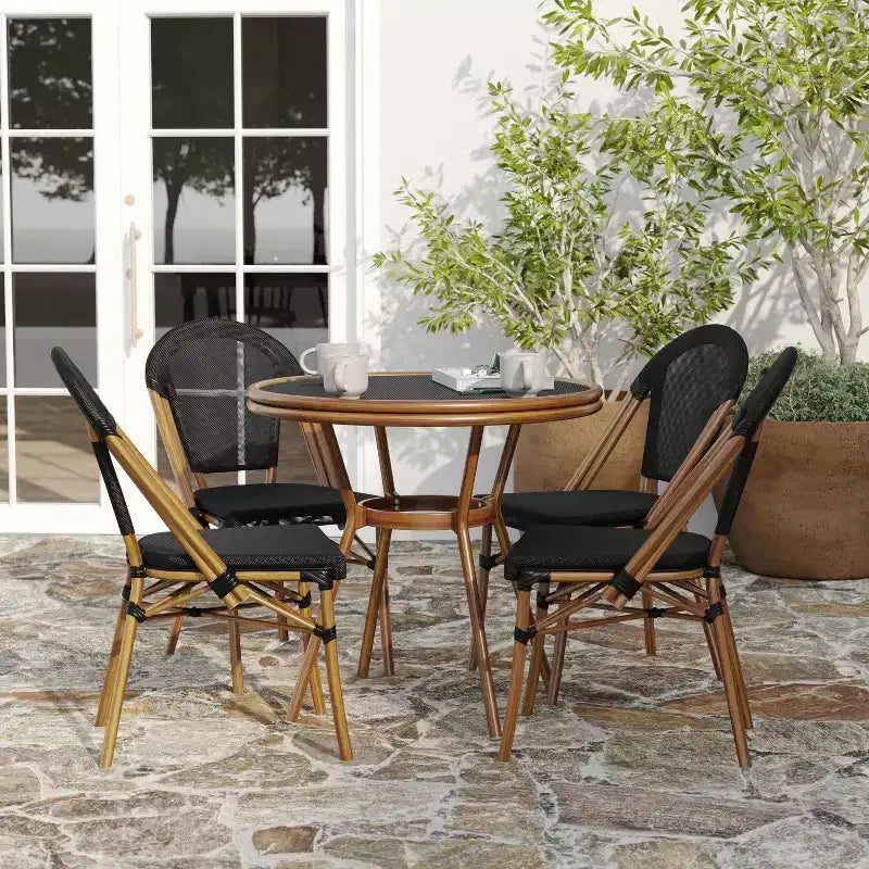 Table de style bistro Sacha Merrick Lane avec plateau en verre, rotin PE, 4 chaises empilables et structure en métal finition bambou pour usage intérieur/extérieur
