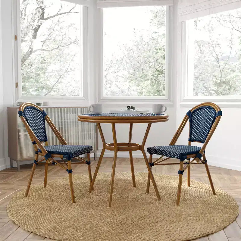 Table de style bistro Sacha Merrick Lane avec plateau en verre, rotin PE, 4 chaises empilables et structure en métal finition bambou pour usage intérieur/extérieur