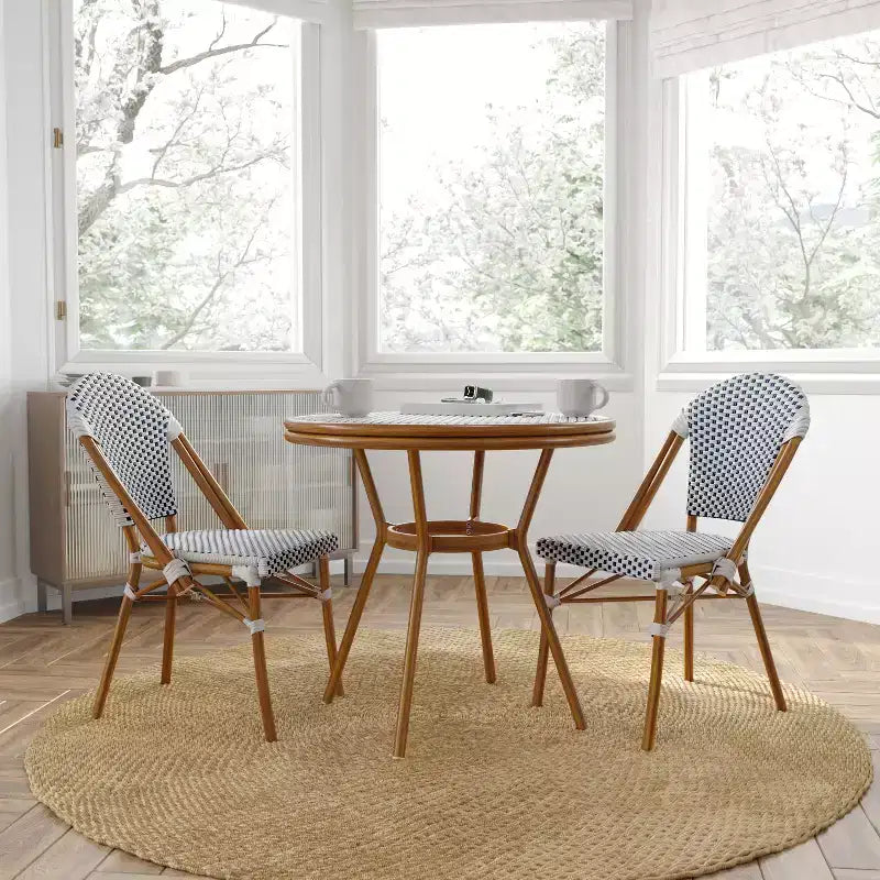 Merrick Lane Table de style bistrot Mael avec plateau en verre, textilène, 2 chaises empilables et cadre en métal finition bambou pour utilisation intérieure/extérieure