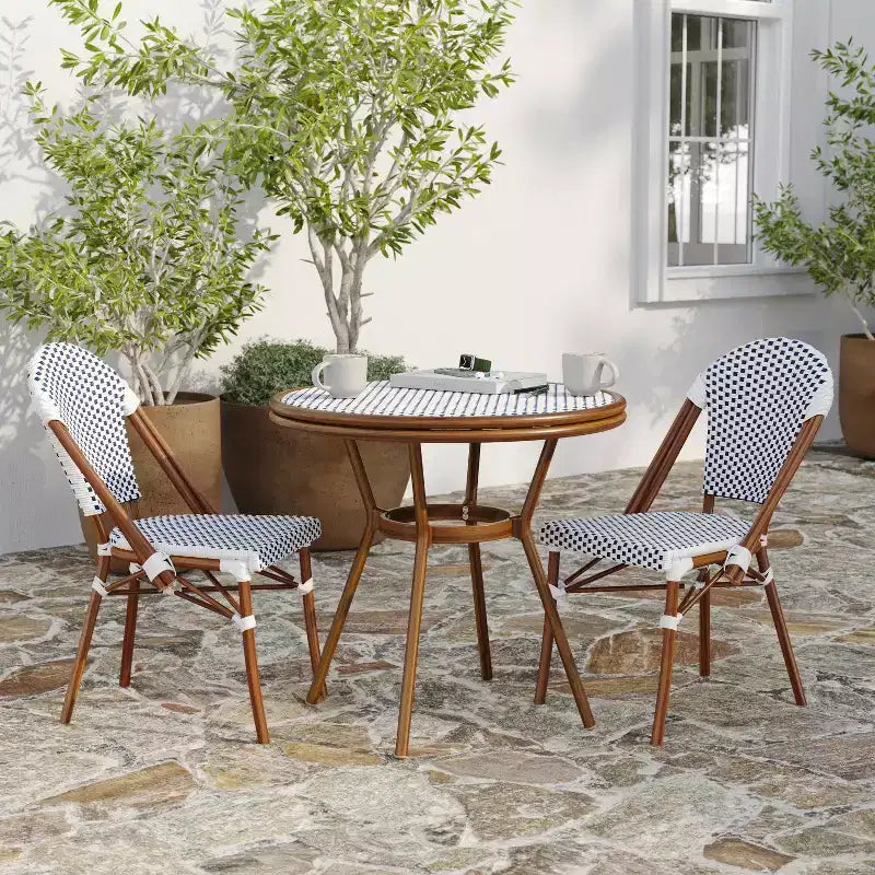 Merrick Lane Table de style bistrot Mael avec plateau en verre, textilène, 2 chaises empilables et cadre en métal finition bambou pour utilisation intérieure/extérieure