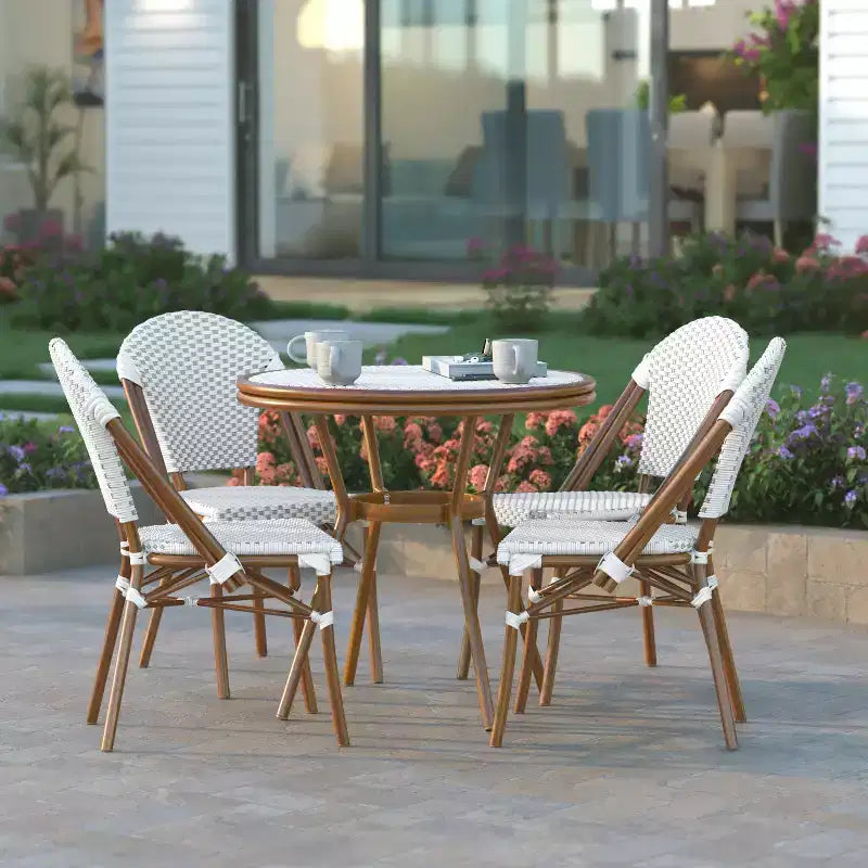 Emma & Oliver Colmar Table de bistro intérieure/extérieure de 80 cm avec rotin PE, plateau en verre et quatre chaises - Cadre en métal