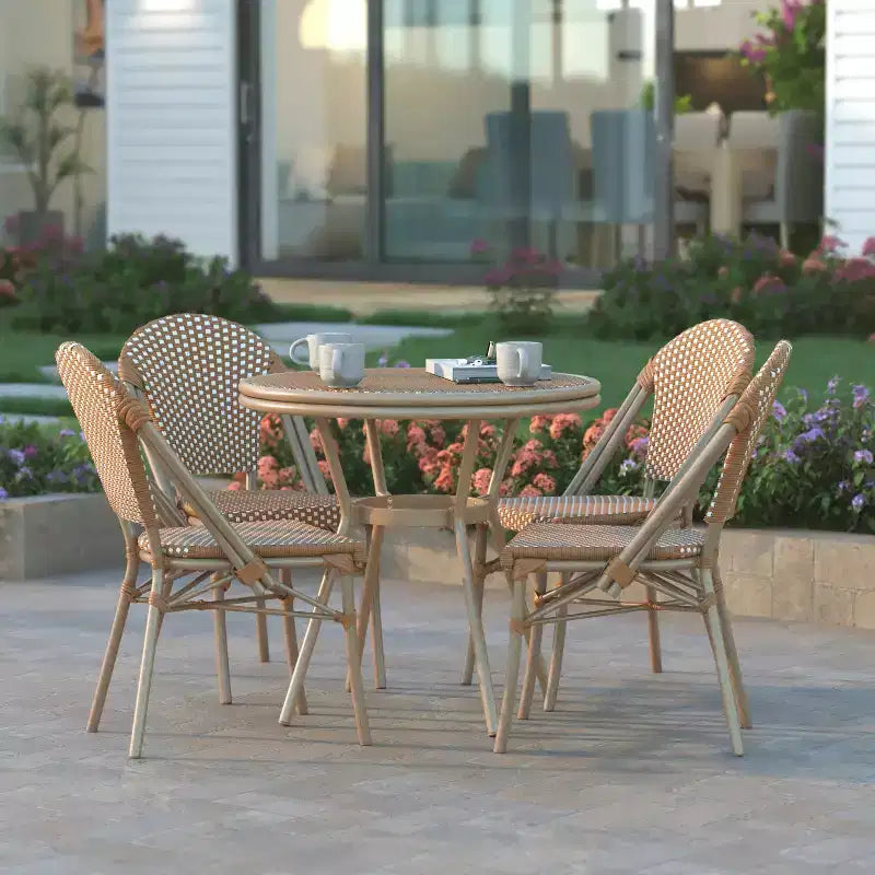 Emma & Oliver Colmar Table de bistro intérieure/extérieure de 80 cm avec rotin PE, plateau en verre et quatre chaises - Cadre en métal