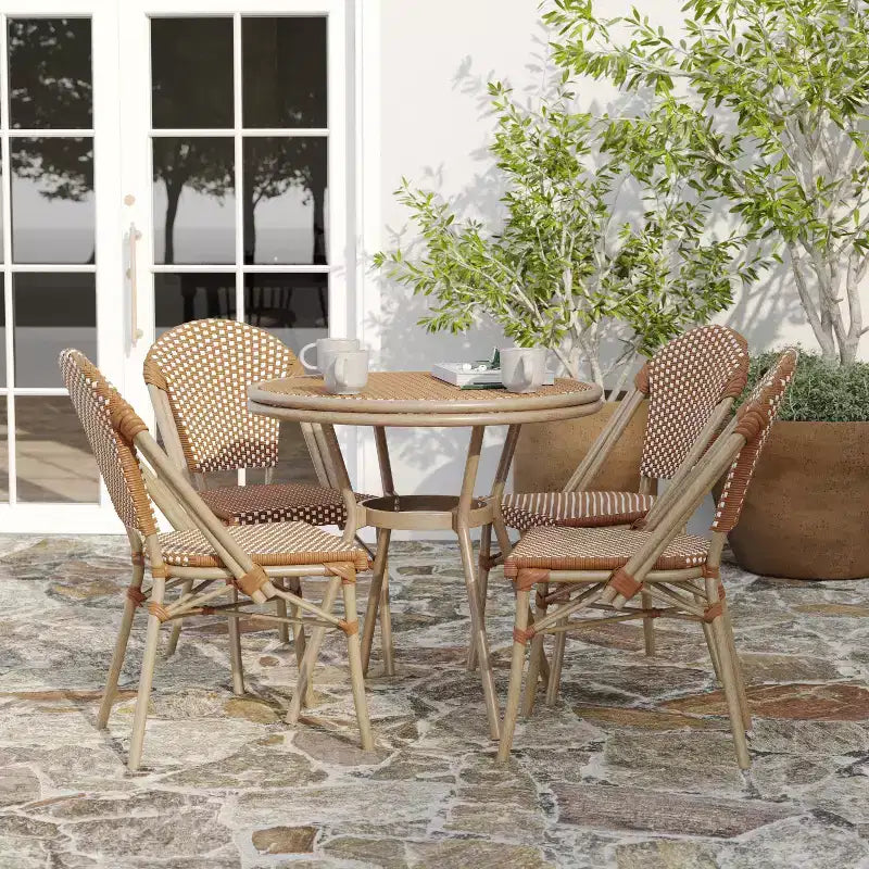 Merrick Lane Mael Table style bistro avec plateau en verre, Textilene, 4 chaises empilables et cadre en métal finition bambou pour usage intérieur/extérieur