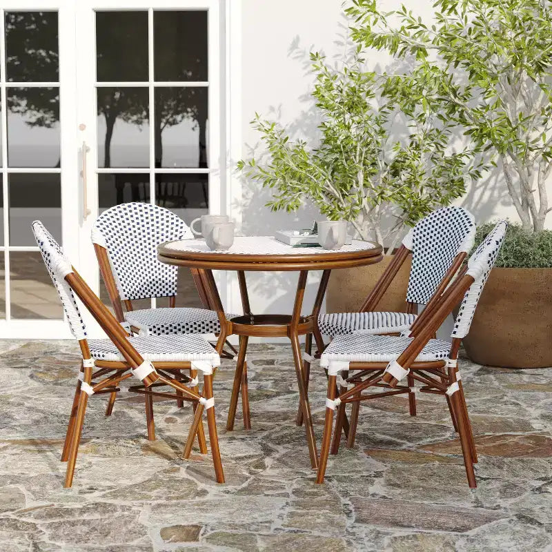 Merrick Lane Mael Table style bistro avec plateau en verre, Textilene, 4 chaises empilables et cadre en métal finition bambou pour usage intérieur/extérieur