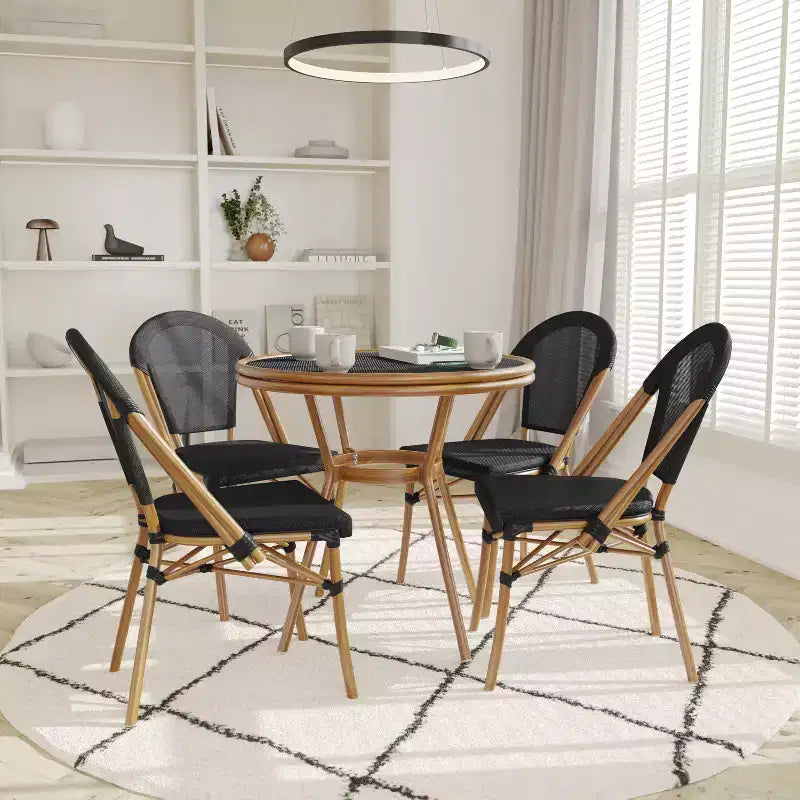 Emma & Oliver Massalia Table de style bistro d'intérieur/extérieur de 31,5 po avec Textilene, plateau en verre et quatre chaises - Cadre en métal