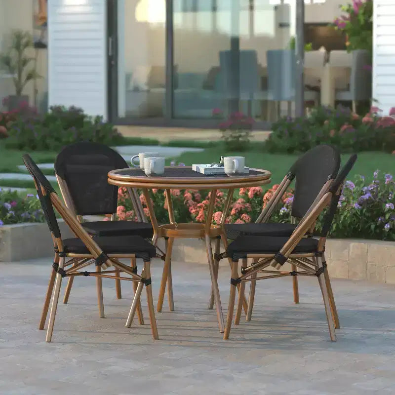Emma & Oliver Massalia Table de style bistro d'intérieur/extérieur de 31,5 po avec Textilene, plateau en verre et quatre chaises - Cadre en métal