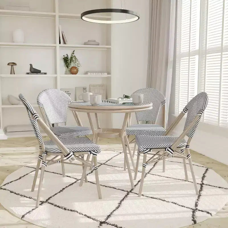 Emma & Oliver Massalia Table de style bistro d'intérieur/extérieur de 31,5 po avec Textilene, plateau en verre et quatre chaises - Cadre en métal