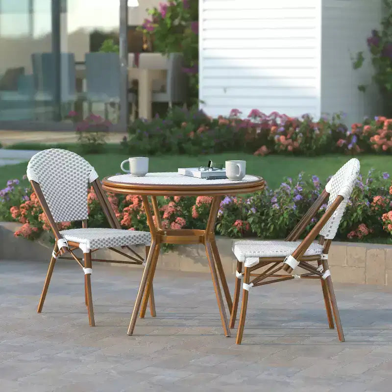Emma & Oliver Colmar Table style bistro intérieur/extérieur 31,5 in., en résine tressée PE, plateau en verre et deux chaises - cadre en métal
