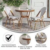Emma & Oliver Colmar Table style bistro intérieur/extérieur 31,5 in., en résine tressée PE, plateau en verre et deux chaises - cadre en métal