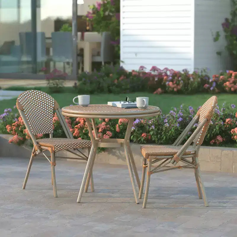Emma & Oliver Colmar Table style bistro intérieur/extérieur 31,5 in., en résine tressée PE, plateau en verre et deux chaises - cadre en métal