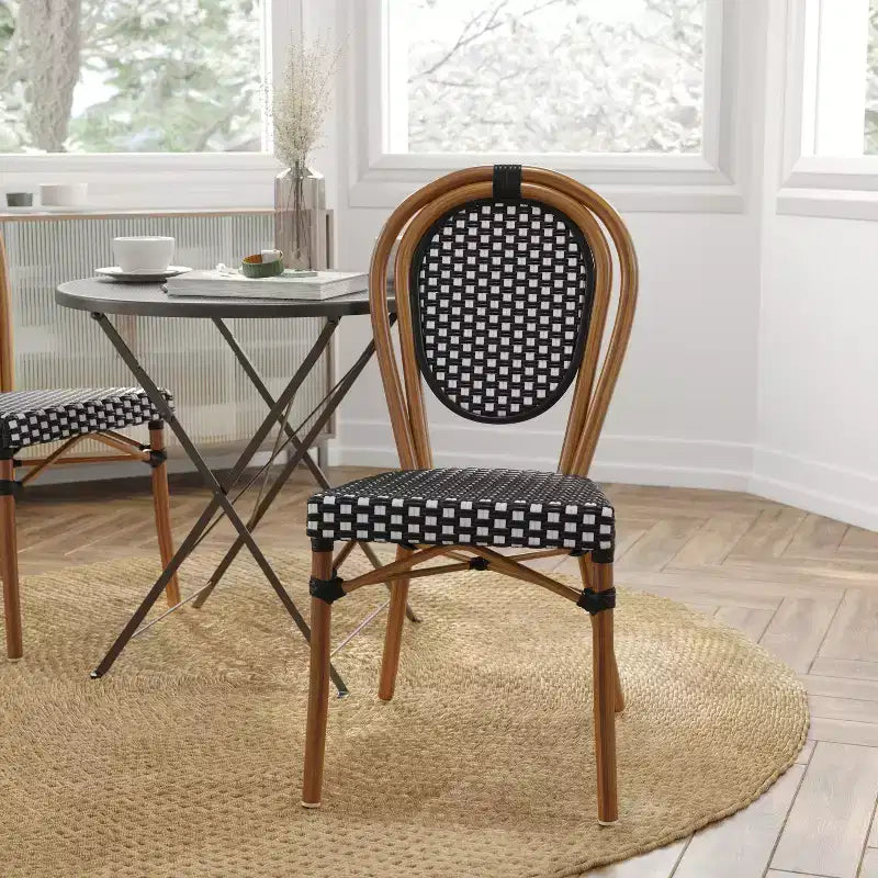 Chaise bistrot empilable Thonet Merrick Lane Celia, assise en rotin PE et cadre en métal pour usage intérieur/extérieur
