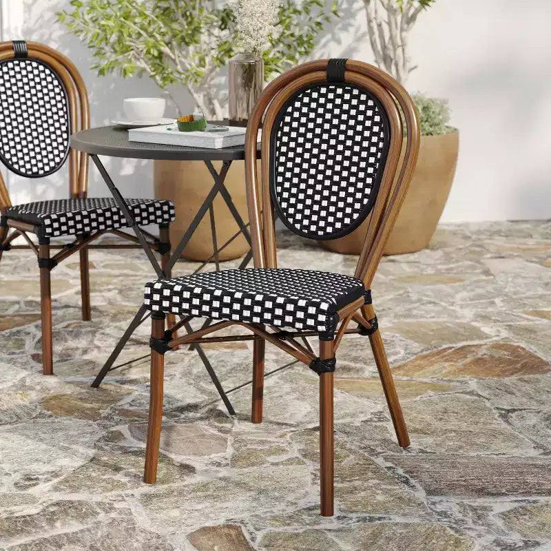 Chaise bistrot empilable Thonet Merrick Lane Celia, assise en rotin PE et cadre en métal pour usage intérieur/extérieur