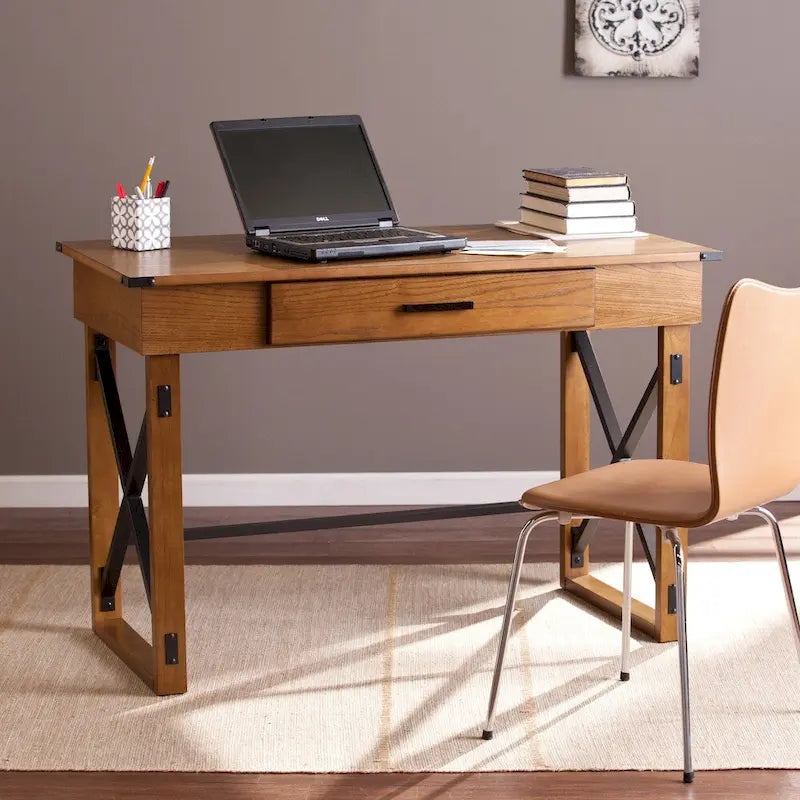 Bureau à hauteur réglable SEI Furniture Carlan en pin vieilli