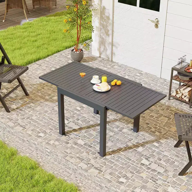 Table de salle à manger de terrasse extensible Costway 31,5-63 pour 4 à 6 personnes avec plateau à lattes