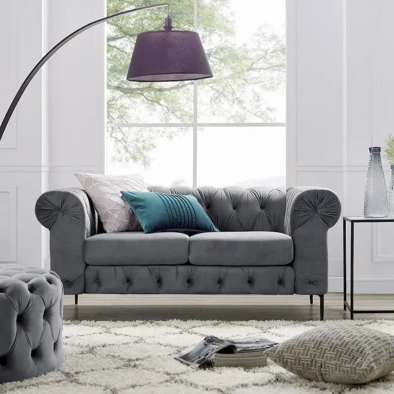 Corvus Prato Causeuse Chesterfield capitonnée en velours avec accoudoirs roulés
