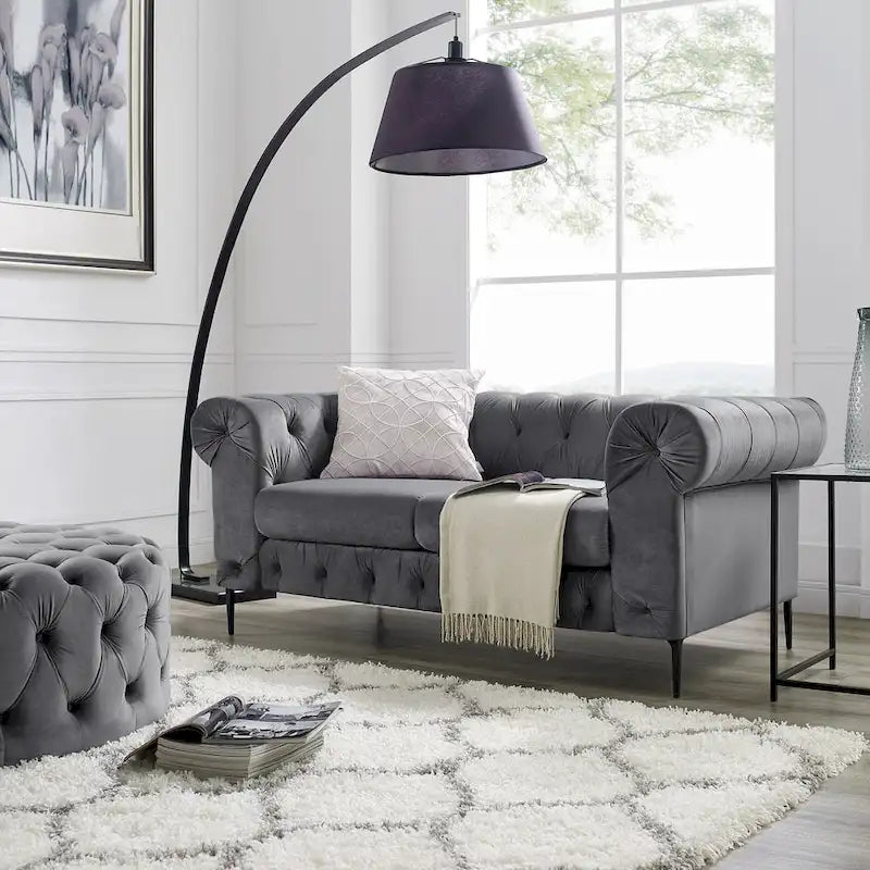 Corvus Prato Causeuse Chesterfield capitonnée en velours avec accoudoirs roulés