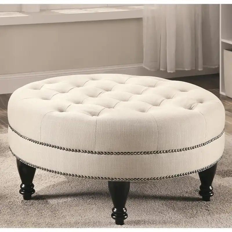 Pouf ottoman rond capitonné Fortune avec clous décoratifs