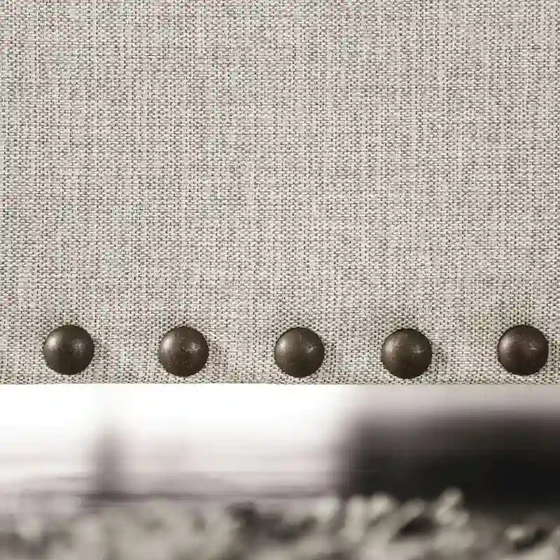 Canapé Bule transitionnel en tissu gris clair capitonné à clous avec coussins par Furniture of America