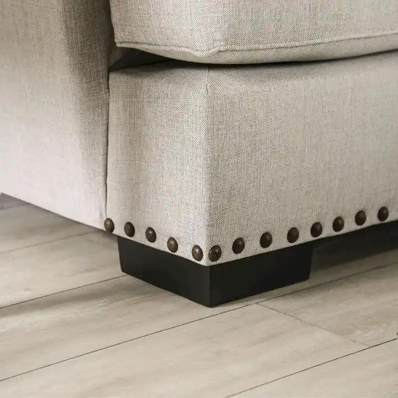 Canapé Bule transitionnel en tissu gris clair capitonné à clous avec coussins par Furniture of America