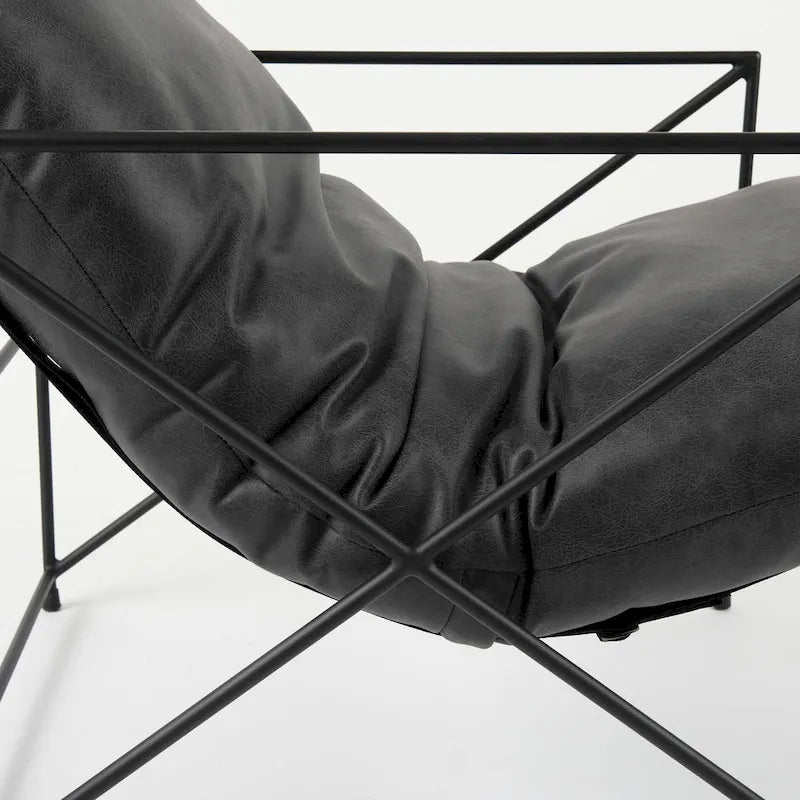 Fauteuil d'appoint Leonidas en similicuir noir avec cadre en métal noir