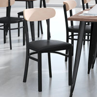 Chaise de salle à manger commerciale en métal avec assise en bois et dossier boomerang