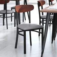 Chaise de salle à manger commerciale en métal avec assise en bois et dossier boomerang