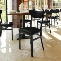 Chaise de salle à manger commerciale en métal avec assise en bois et dossier boomerang