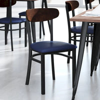 Chaise de salle à manger commerciale en métal avec assise en bois et dossier boomerang