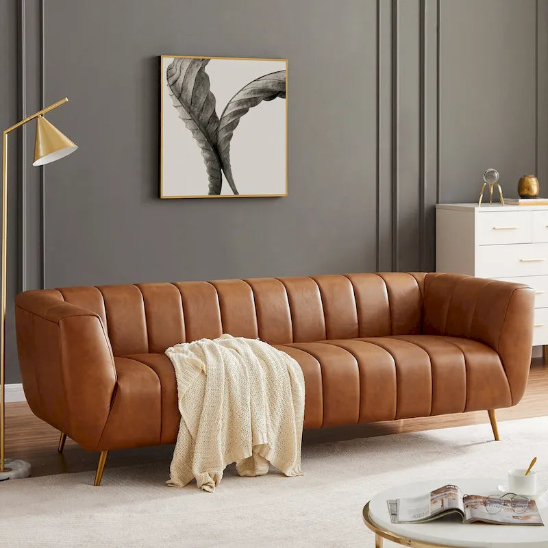Canapé en cuir rembourré de style moderne du milieu du siècle Clovis de couleur cognac