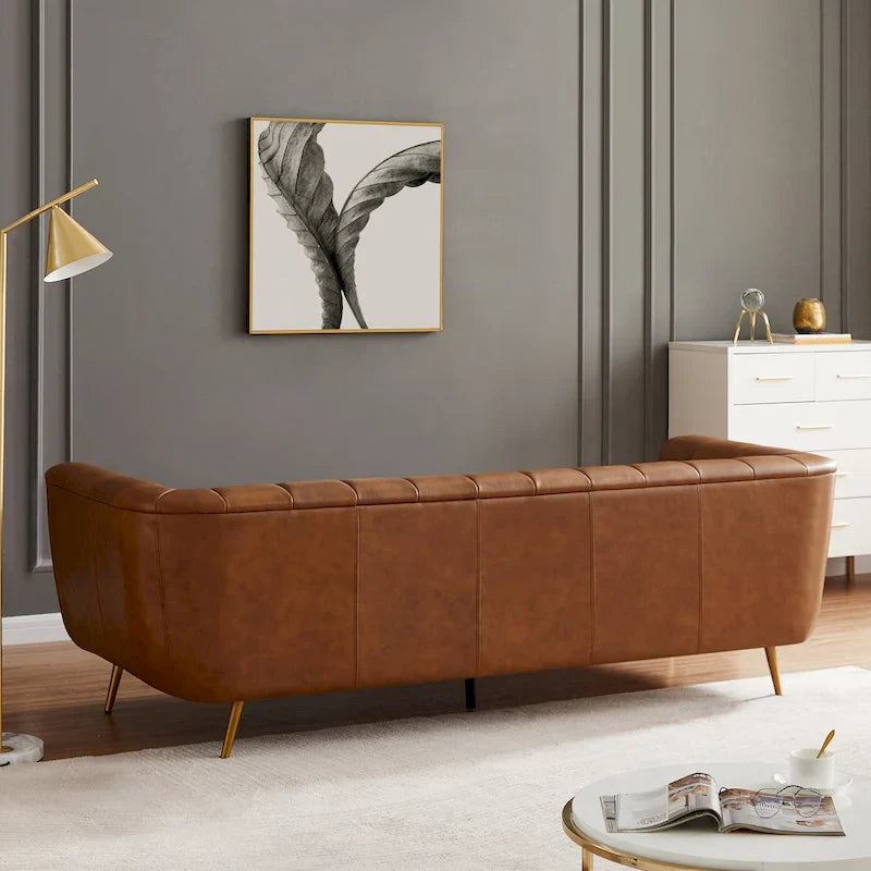 Canapé en cuir rembourré de style moderne du milieu du siècle Clovis de couleur cognac