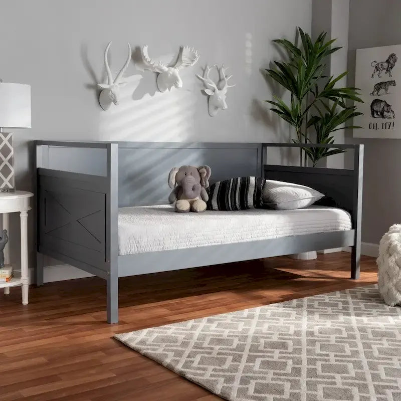 Lit de repos en bois « The Gray Barn Silver Fox Cottage » de style maison de ferme