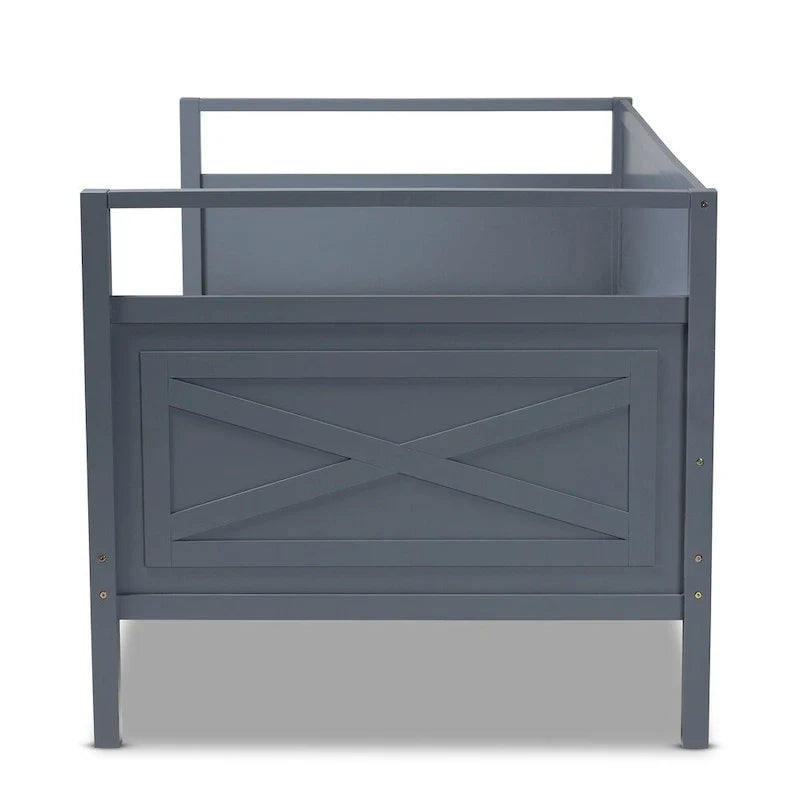 Lit de repos en bois « The Gray Barn Silver Fox Cottage » de style maison de ferme