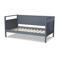 Lit de repos en bois « The Gray Barn Silver Fox Cottage » de style maison de ferme
